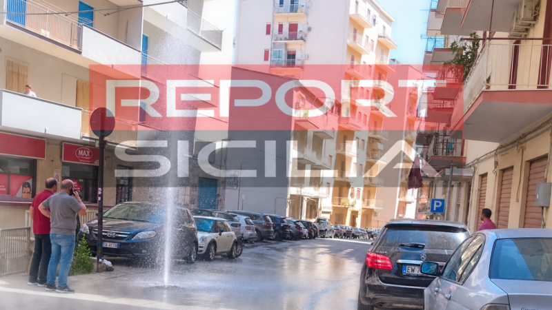 Al momento stai visualizzando Agrigento, via Papa Luciani: Una fontana d’acqua invade la strada. In piena crisi idrica, uno spreco che fa rabbia