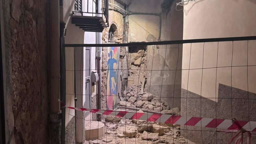 Al momento stai visualizzando Agrigento, crolla edificio pericolante in via Saponara