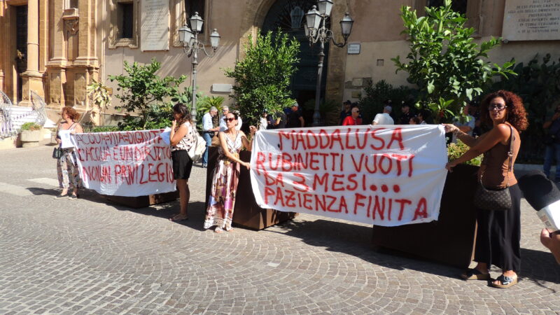 Al momento stai visualizzando Agrigento in piazza per l’acqua: tanta sete e un fiume di parole