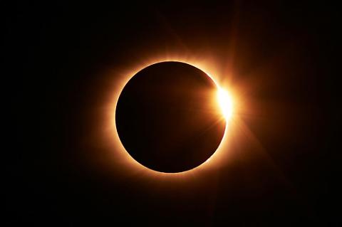 Al momento stai visualizzando Agrigento – Eclissi Solare Totale del 12 Agosto 2026: L’Italia Si Prepara allo Spettacolo