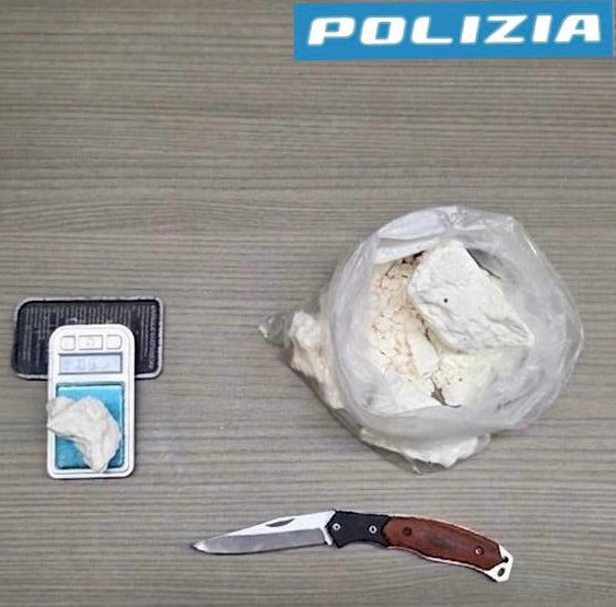 Al momento stai visualizzando Agrigento – La Polizia di Stato arresta un uomo e una donna che traportavano 100 grammi di cocaina