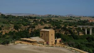 Scopri di più sull'articolo Agrigento, una fattoria con ristorazione nel cuore della Valle dei Templi: Tutto regolare, ma quali sono le autorizzazioni?