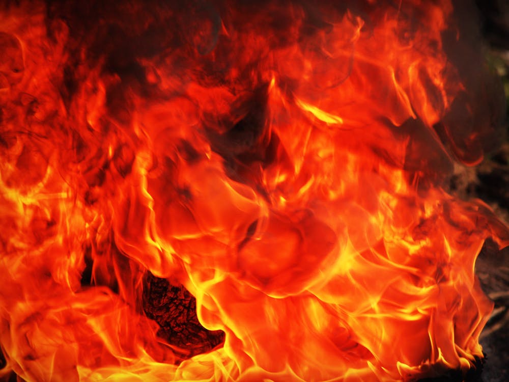 Al momento stai visualizzando Agrigento – Fiamme alte fino a cinque metri a Giardina Gallotti: paura tra le case, residenti in strada