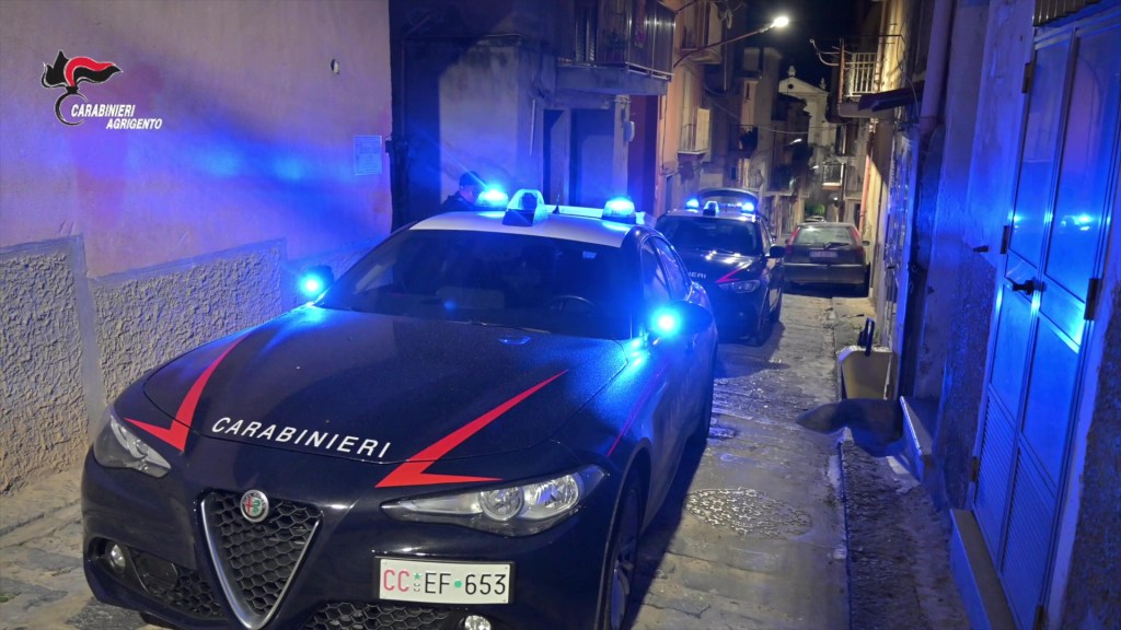 Al momento stai visualizzando Agrigento – Prende a calci l’auto dei carabinieri e minaccia i militari, arrestato 29enne a Raffadali 