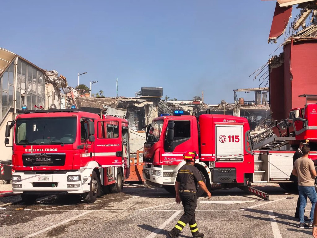 Al momento stai visualizzando Agrigento – Messina, si scava ancora tra le macerie della palazzina crollata. Vvf “Oggi speriamo di raggiungere i dispersi”