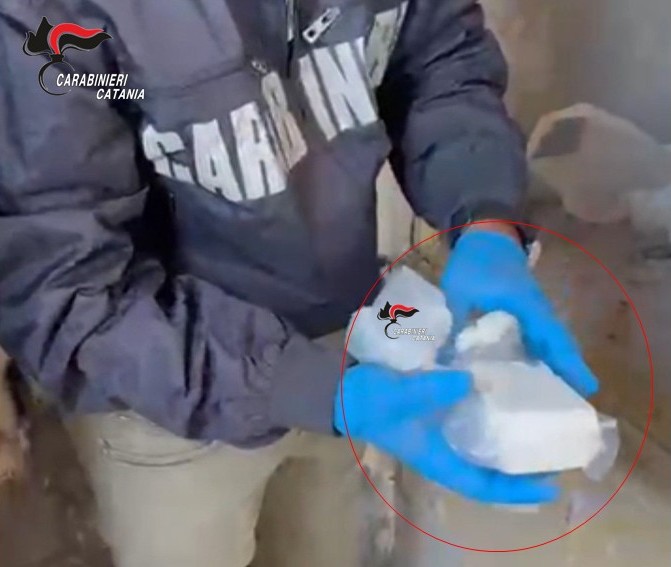 Al momento stai visualizzando Agrigento – Maxi sequestro di droga e munizioni: scoperto deposito in un appartamento abbandonato