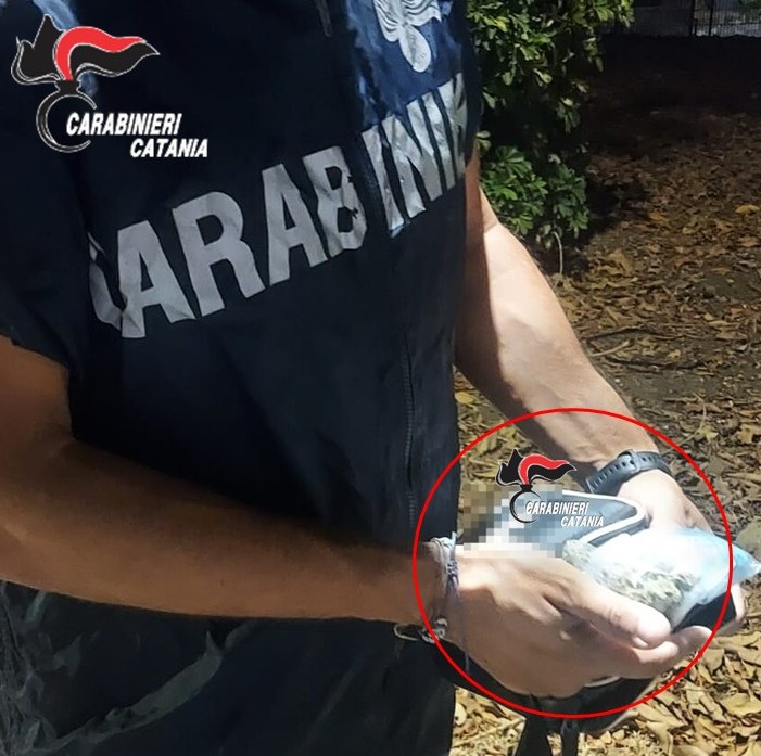 Al momento stai visualizzando Agrigento – Aggredisce carabinieri durante controllo, arrestato 26enne con droga nel borsello