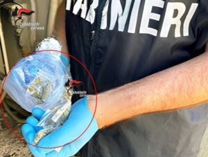 Scopri di più sull'articolo Agrigento – Droga e soldi in casa mentre è ai domiciliari: denunciato 21enne