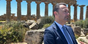 Scopri di più sull'articolo Agrigento, la moneta d’oro che racconta la guerra tra Greci e Cartaginesi: il ritrovamento a Maddalusa