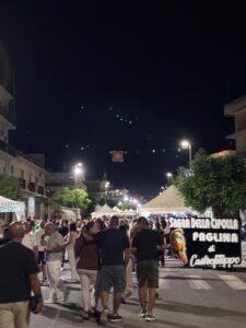 Scopri di più sull'articolo Agrigento – Castrofilippo, boom di presenze per la Sagra della cipolla paglina. In serata il concerto dei Matia Bazar (servizio al Vg)