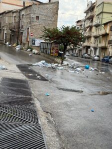 Scopri di più sull'articolo Agrigento – Favara, la pioggia sposta la discarica abusiva e sparge i rifiuti in pieno centro