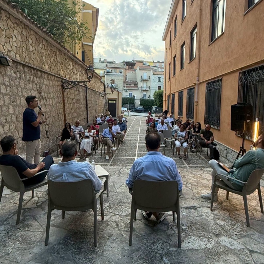 Al momento stai visualizzando Agrigento – Secondo appuntamento del “Borgo di carta”, a Sant’Angelo Muxaro arriva Salvatore Falzone