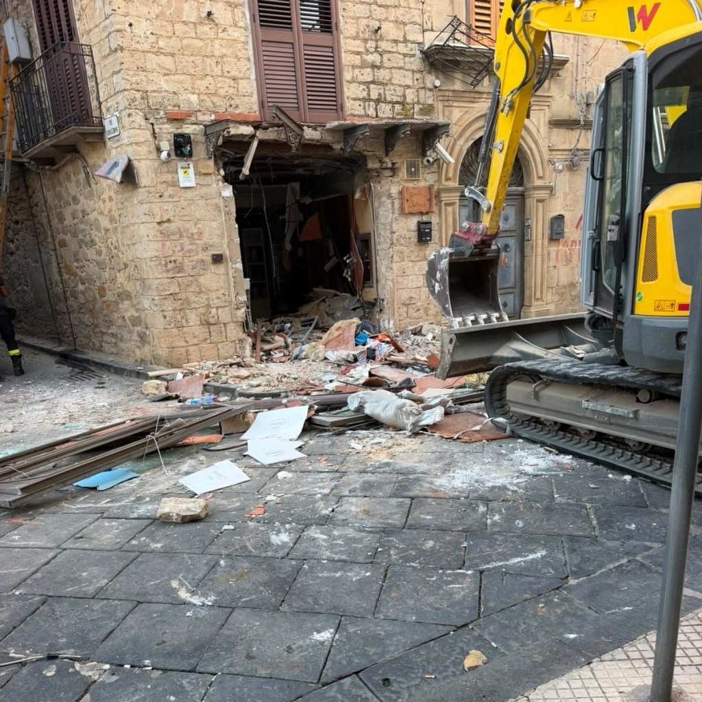 Al momento stai visualizzando Agrigento – Svaligiano gioielleria con un escavatore: caccia ai ladri 