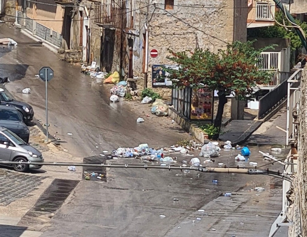 Al momento stai visualizzando Agrigento – Favara, rifiuti abbandonati nel centro storico: la pioggia li trascina per strada