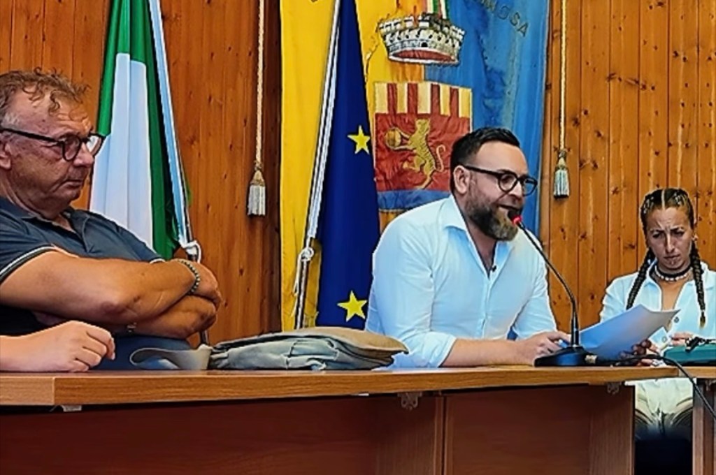 Al momento stai visualizzando Agrigento – Lampedusa, il giornalista Colapinto entra al consiglio comunale e si dimette dopo la seduta: “coerente con i cittadini”