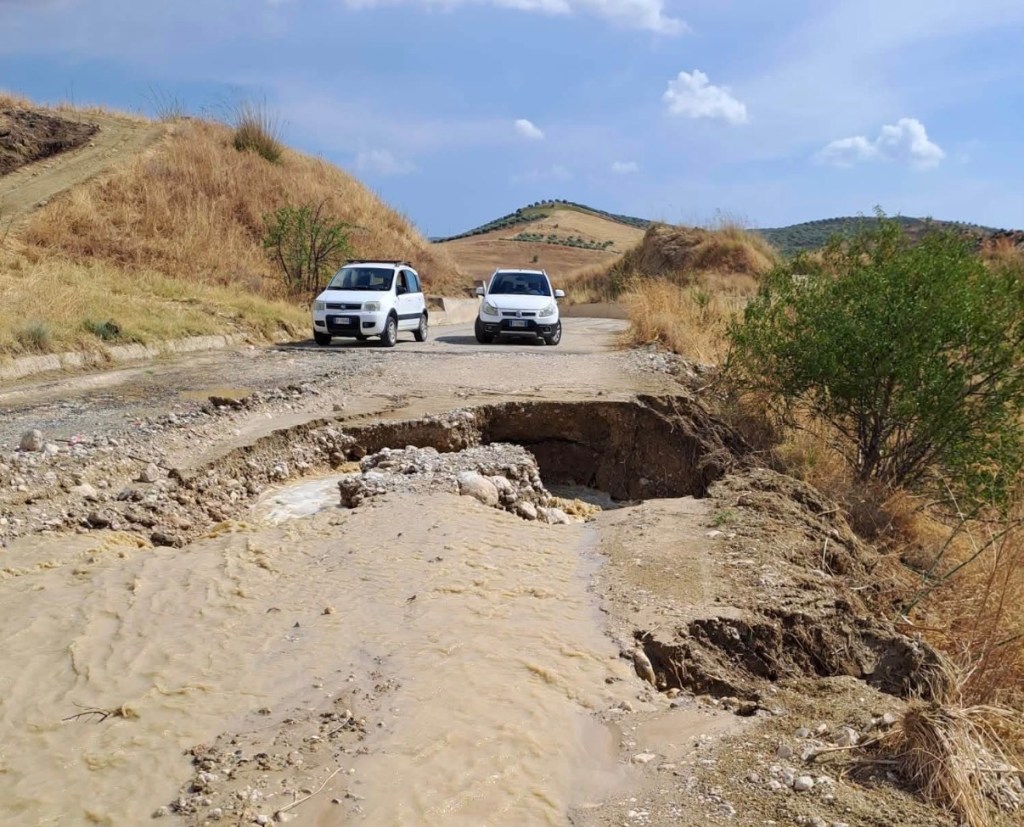 Al momento stai visualizzando Agrigento – Scoppia l’adduttore “Castello” chiusa al traffico la Sp Cianciana-Lucca Sicula