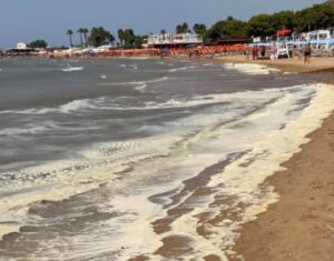 Scopri di più sull'articolo Agrigento – Schiuma e acqua gialla a Licata, il Comune: “Individuata l’origine dello sversamento”