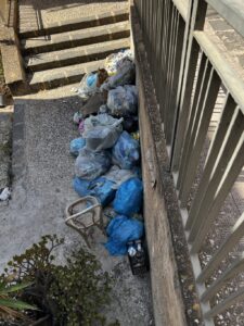 Scopri di più sull'articolo Agrigento – Rifiuti e degrado nel cuore del centro storico: la segnalazione di un cittadino