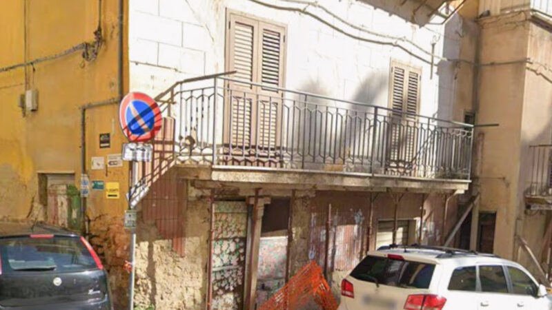 Al momento stai visualizzando Agrigento, via Matteotti e dintorni: non è più una sola segnalazione. Rifiuti, perdita d’acqua e degrado, spunta anche una PEC al Comune