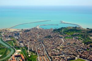 Scopri di più sull'articolo Agrigento – Barca si ribalta nel mare di Licata, finanziere e la compagna salvano 8 persone  