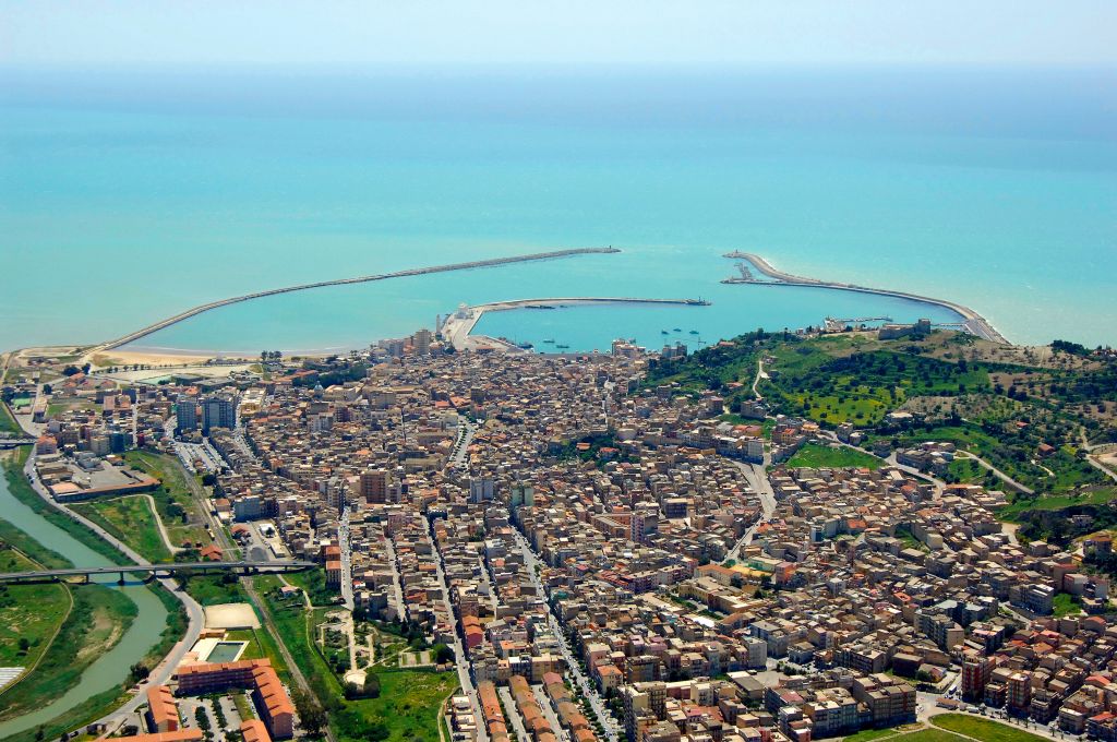 Al momento stai visualizzando Agrigento – Barca si ribalta nel mare di Licata, finanziere e la compagna salvano 8 persone  
