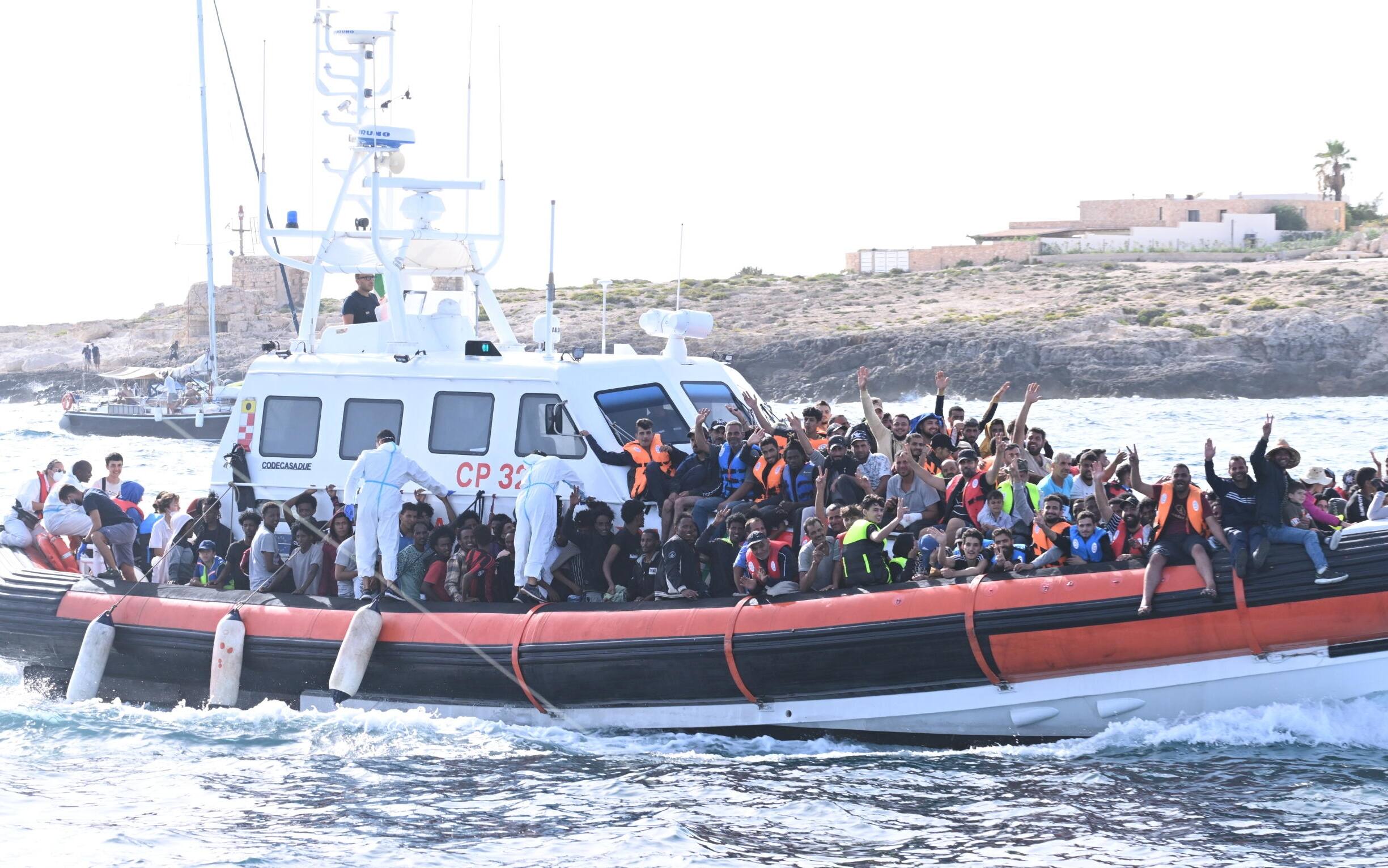 Al momento stai visualizzando Agrigento – Lampedusa, nuovi sbarchi: 35 migranti soccorsi e trasferiti nell’hotspot