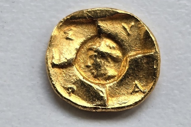 Al momento stai visualizzando Beni culturali, nella necropoli di Maddalusa ad Agrigento moneta d’oro siracusana del V secolo a.C.