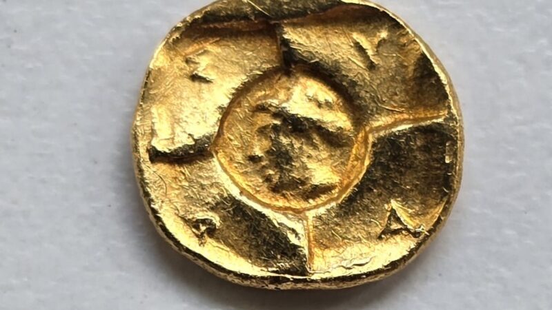 Al momento stai visualizzando Agrigento – Nella necropoli di Maddalusa rinvenuta una moneta d’oro siracusana del V secolo a.C. L’assessore regionale ai Beni culturali Francesco Paolo Scarpinato: “Confermata l’importanza della ricerca archeologica sul territorio”