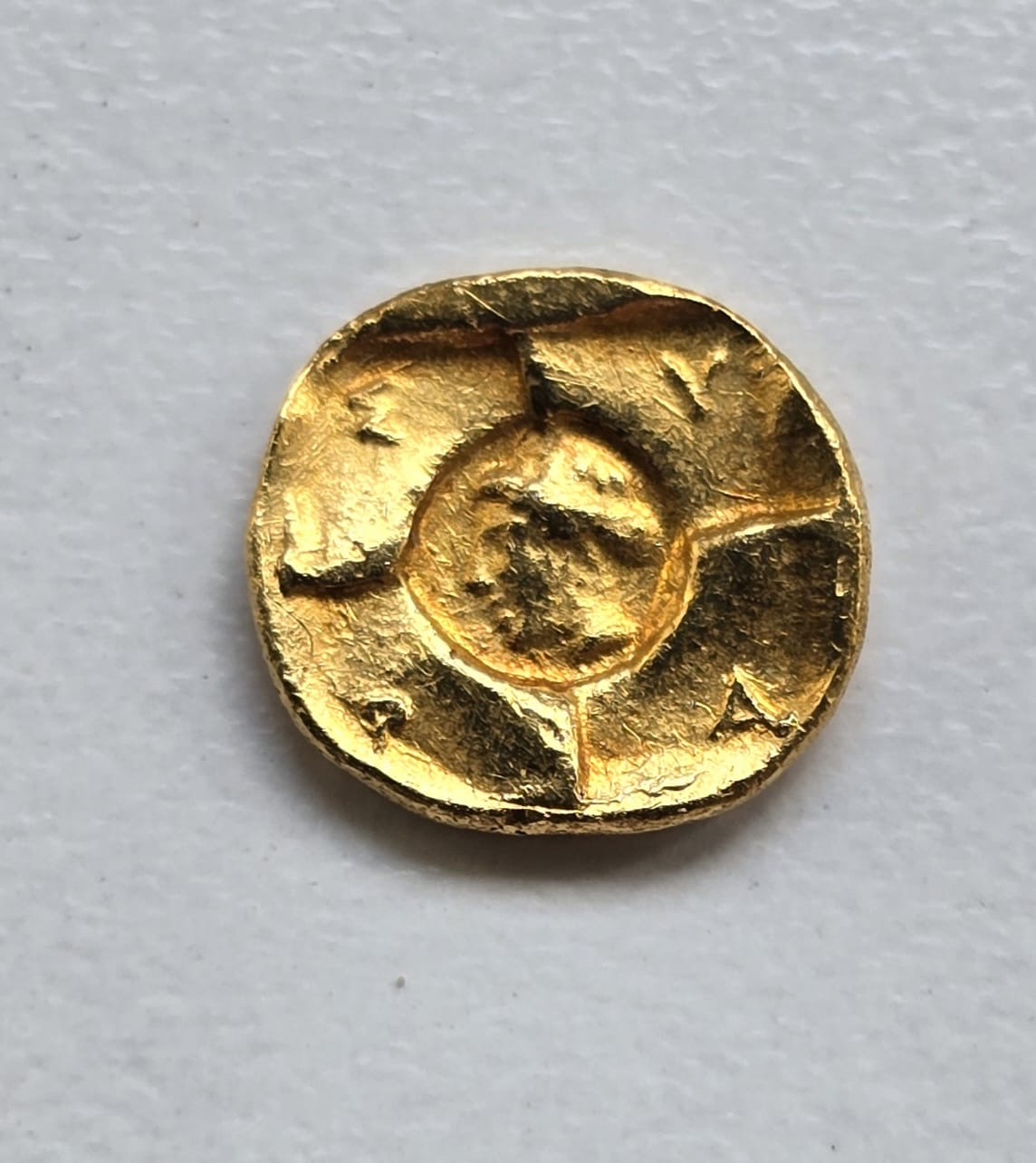 Al momento stai visualizzando Nella necropoli di Maddalusa ad Agrigento moneta d’oro siracusana del V secolo a.C.