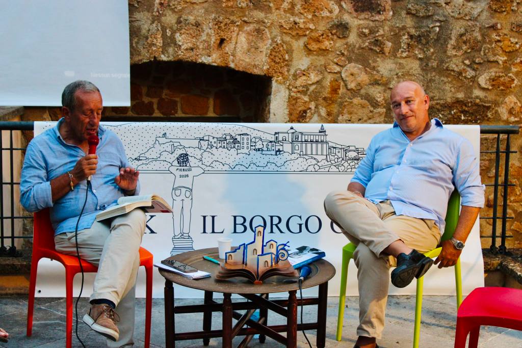 Al momento stai visualizzando Agrigento – A Sambuca Galluzzo racconta il Berlusconi “privato”: aneddoti, retroscena e 10 anni di caccia al Cavaliere