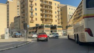 Scopri di più sull'articolo Agrigento, terminal bus nel caos: Auto e pullman si incrociano da dieci anni. E adesso una pensilina nell’area vincolata: Dov’è il nulla osta?