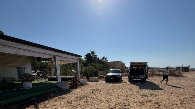 Al momento stai visualizzando Agrigento – San Leone, Ferragosto tra auto sulla sabbia e rifiuti: Dov’erano i controlli? Le foto di questa mattina
