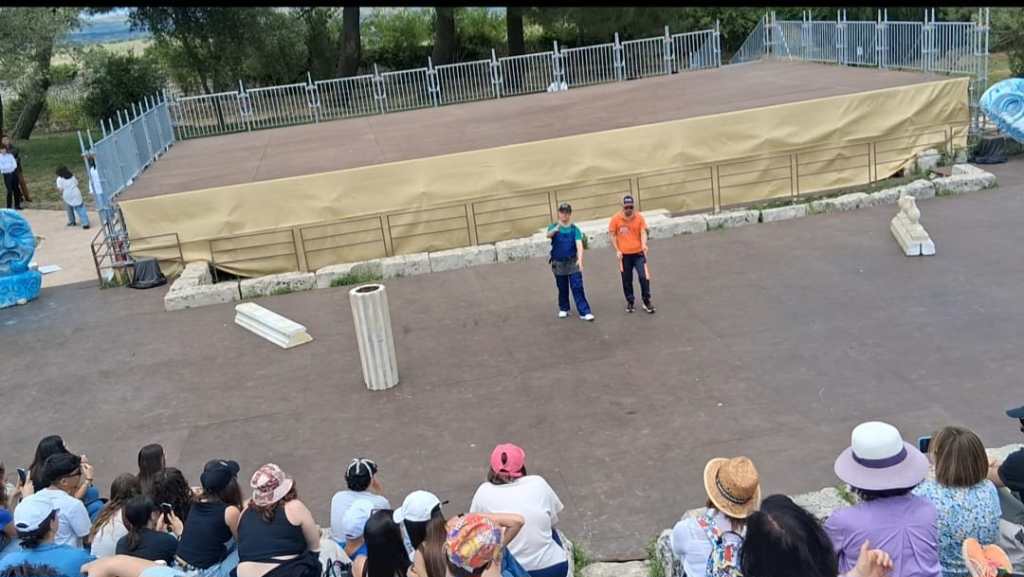 Al momento stai visualizzando Agrigento – Il teatro che abbatte ogni confine: “Gli Uccelli” di Aristofane al Teatro Panoramica dei Templi