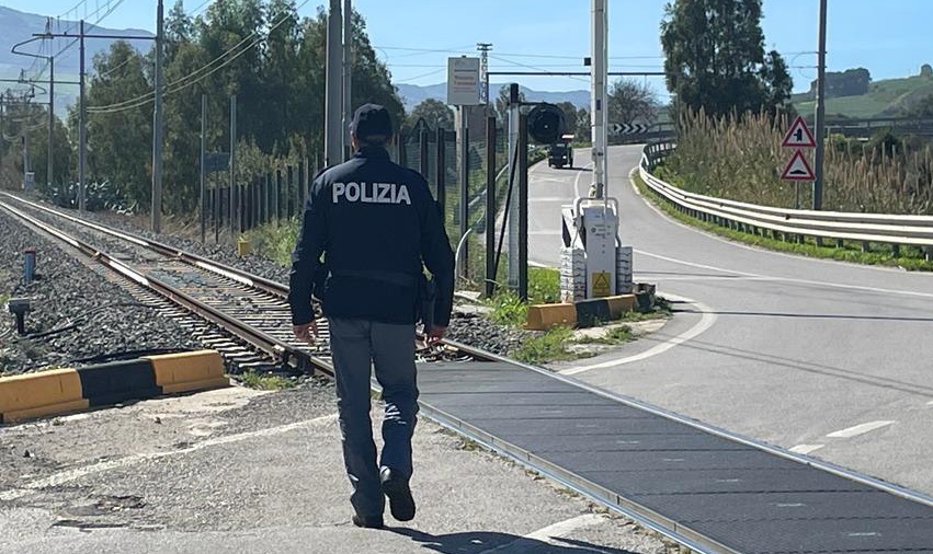 Al momento stai visualizzando Agrigento – Razzia notturna allo scalo ferroviario di Licata: ruba gasolio dai mezzi, denunciato 43enne