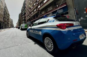 Scopri di più sull'articolo Agrigento – Catania, ruba vestiti in un negozio e tenta la fuga: 19enne arrestato dopo la colluttazione con un poliziotto