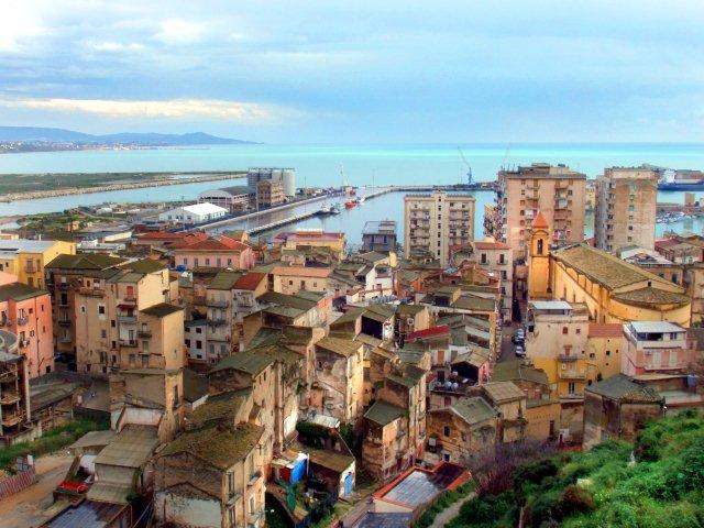 Al momento stai visualizzando Agrigento – Porto Empedocle, prima il furto del gommone poi l’auto in fiamme: indagini su due episodi ravvicinati