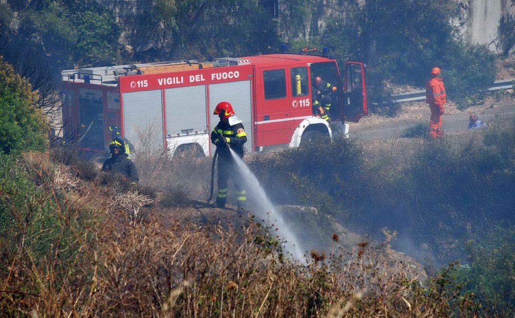 Al momento stai visualizzando Agrigento – Anziano incendia sterpaglie, rogo rischia di propagarsi: arrestato un pensionato di 85 anni