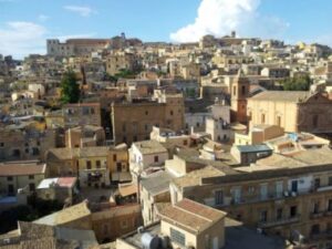 Scopri di più sull'articolo Agrigento – Realmonte, due automobili distrutte dalle fiamme: indagini sulle cause