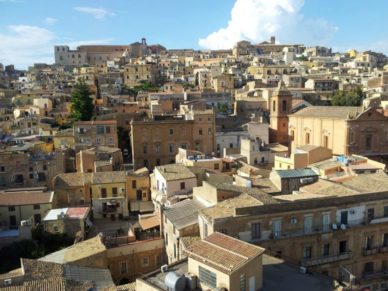 Al momento stai visualizzando Agrigento – Realmonte, due automobili distrutte dalle fiamme: indagini sulle cause