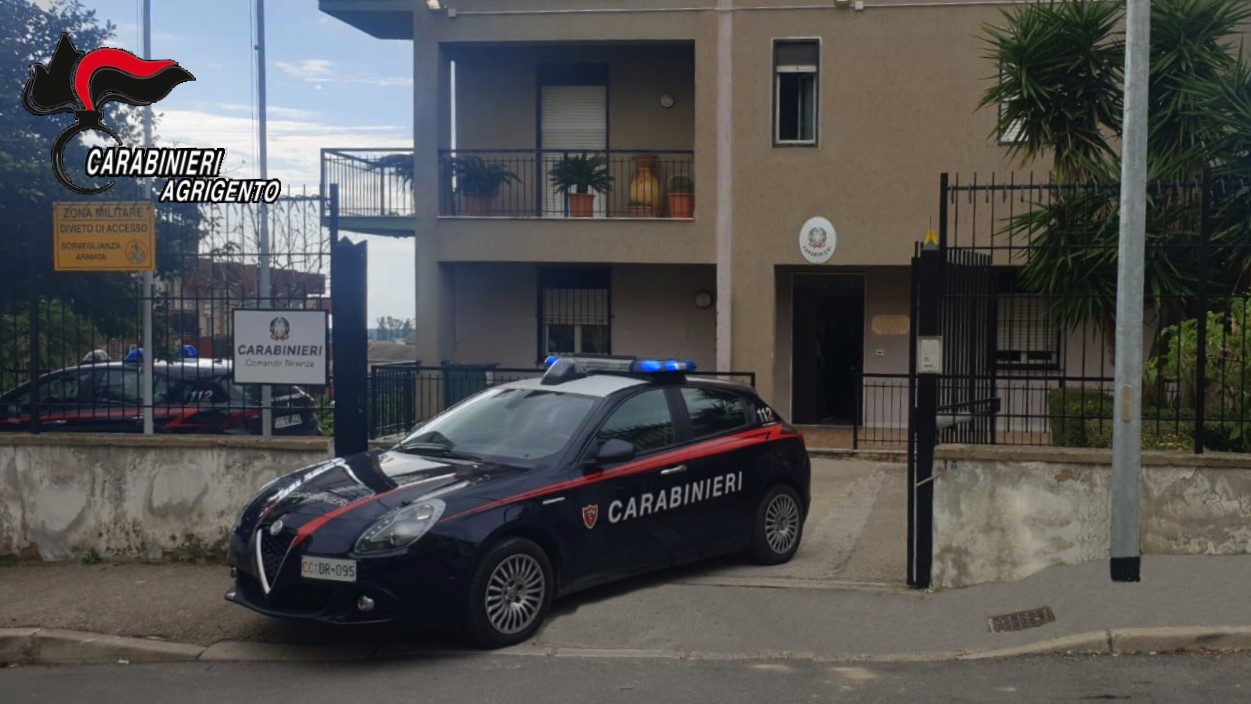 Al momento stai visualizzando Agrigento – TENTA DI LANCIARSI DAL SECONDO PIANO, SALVATO DAI CARABINIERI 
