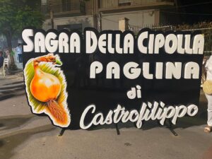 Scopri di più sull'articolo Agrigento – Sagra della Cipolla Paglina 2026 a Castrofilippo, successo da record: folla per i Matia Bazar