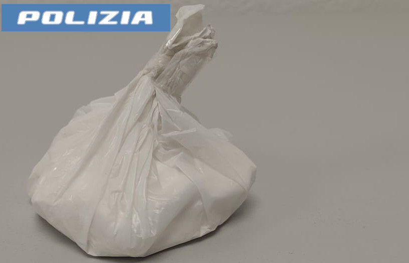 Al momento stai visualizzando Agrigento – Sfreccia in scooter con 52 grammi di cocaina, arrestato dopo inseguimento 