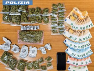 Scopri di più sull'articolo Agrigento – In un parcheggio con hashish, marijuana e oltre mille euro in contanti: arrestato