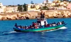 Scopri di più sull'articolo Agrigento – Lampedusa, sbarcati 36 migranti: tra loro c’è anche un neonato