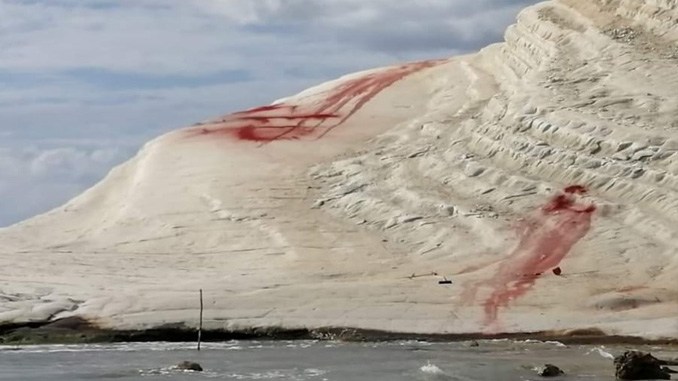 Al momento stai visualizzando Agrigento – Imbrattarono la Scala dei Turchi con vernice rossa, fissato appello per due imputati 