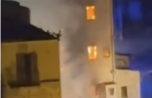Scopri di più sull'articolo Agrigento – Porto Empedocle, maxi incendio in una palazzina disabitata: Crolla il tetto