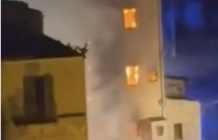 Al momento stai visualizzando Agrigento – Porto Empedocle, maxi incendio in una palazzina disabitata: Crolla il tetto
