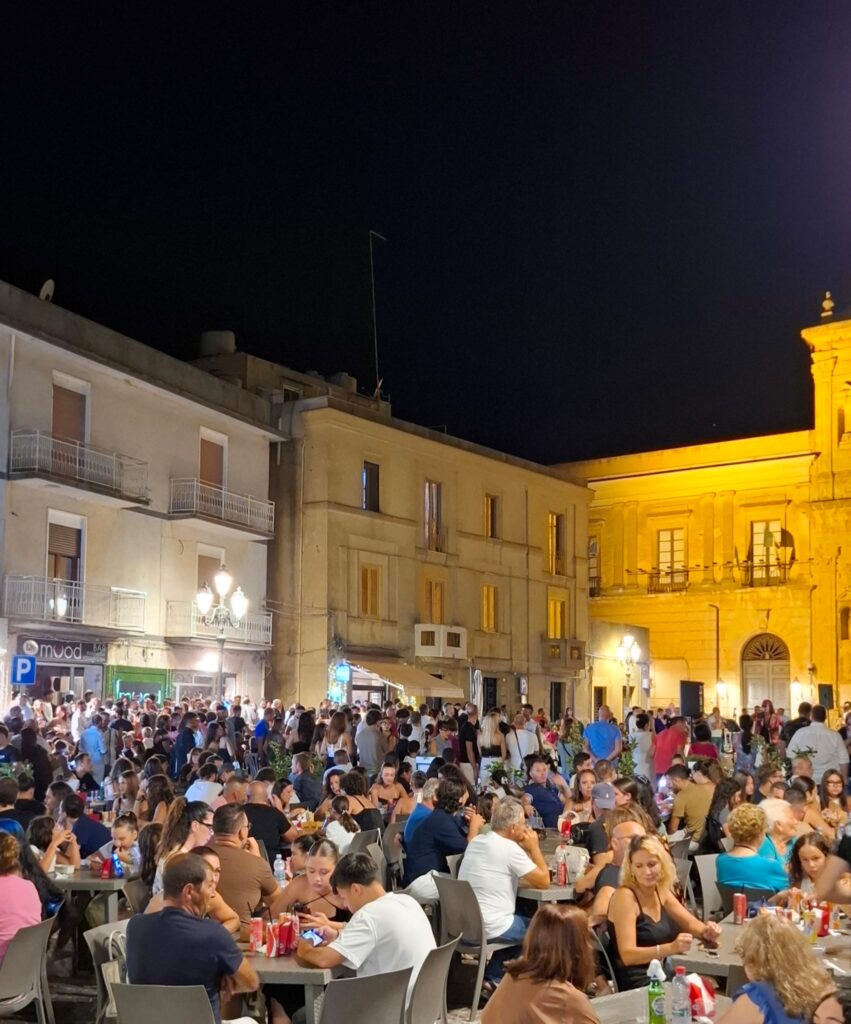 Al momento stai visualizzando Agrigento – Naro: piazza piena e tanta musica e balli per Festa Emigrato