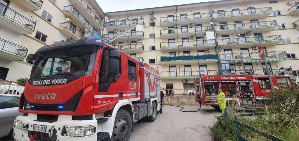 Al momento stai visualizzando Agrigento, bloccato sul tetto per recuperare 5 euro: giovane salvato dai vigili del fuoco