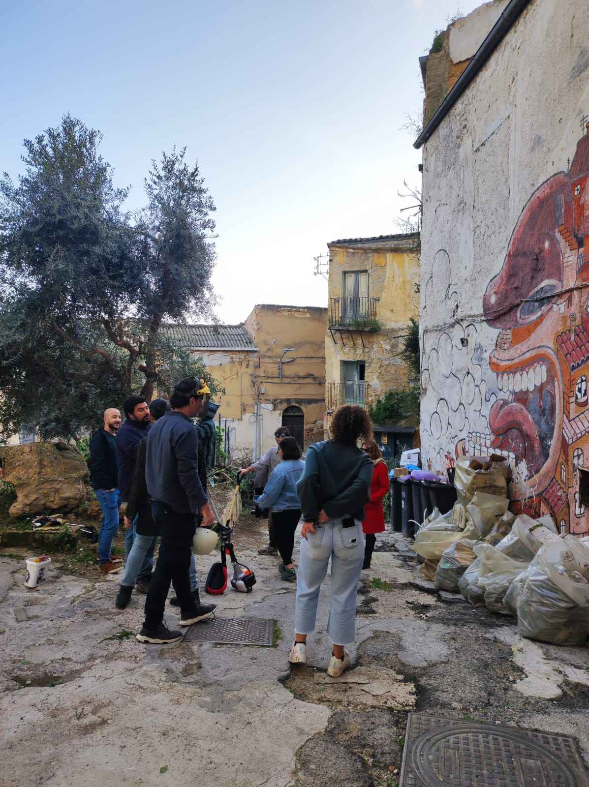 Al momento stai visualizzando Agrigento, la mobilità diventa elettrica. Anche in via Vallicaldi: La colonnina arriva, la strada resta nel degrado
